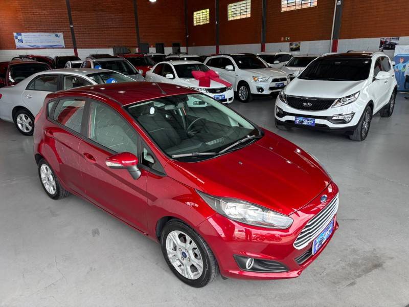 FORD - FIESTA - 2016/2017 - Vermelha - R$ 54.000,00