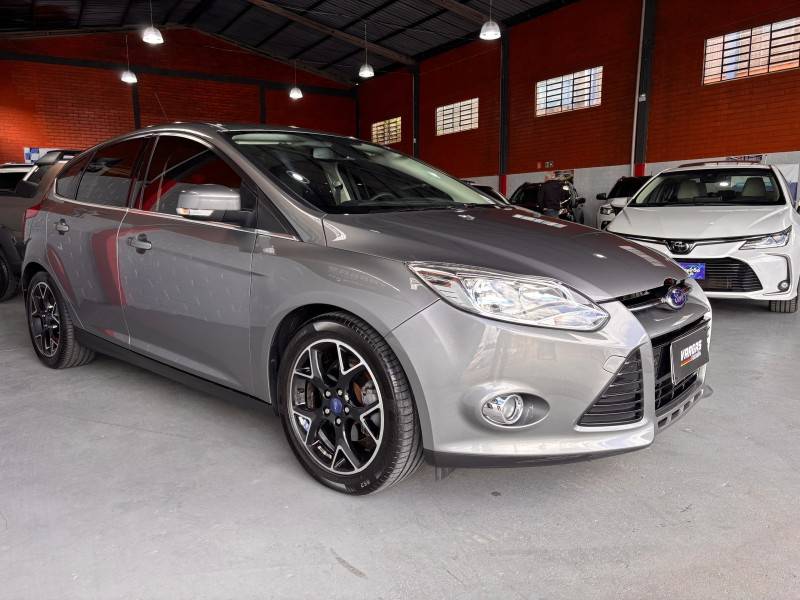 FORD - FOCUS - 2014/2015 - Cinza - R$ 57.000,00