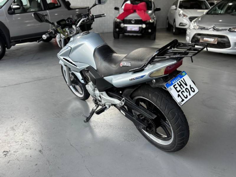 YAMAHA - FAZER - 2009/2010 - Prata - R$ 12.000,00