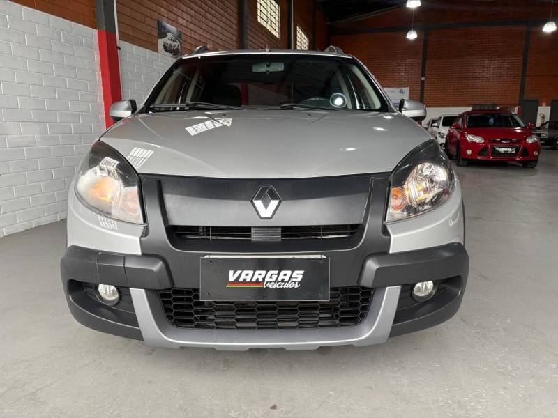 RENAULT - SANDERO - 2013/2014 - Prata - R$ 40.000,00