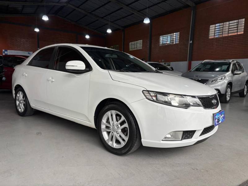 KIA MOTORS - CERATO - 2010/2011 - Branca - R$ 44.000,00