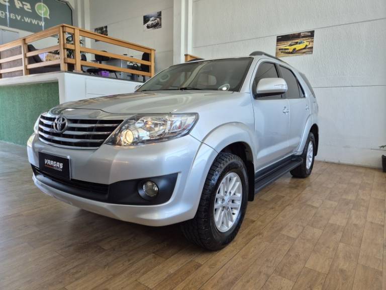 TOYOTA - HILUX SW4 - 2012/2012 - Prata - R$ 97.000,00