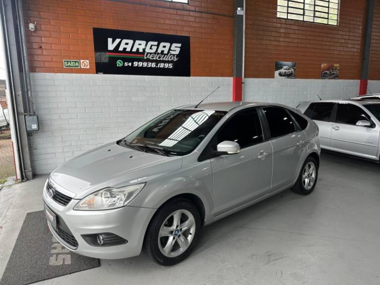 FORD - FOCUS - 2011/2012 - Prata - R$ 42.000,00