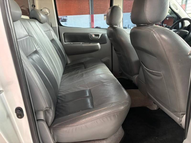 TOYOTA - HILUX - 2005/2006 - Prata - R$ 115.000,00