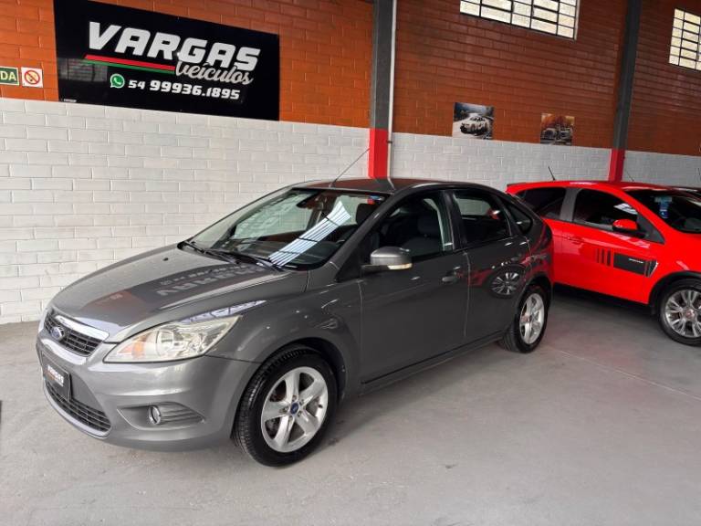 FORD - FOCUS - 2012/2013 - Cinza - R$ 41.000,00