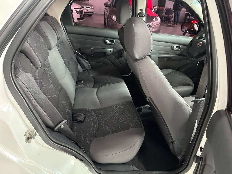 FIAT - SIENA - 2014/2015 - Branca - R$ 37.000,00