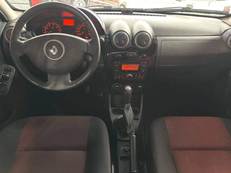 RENAULT - SANDERO - 2013/2014 - Prata - R$ 40.000,00
