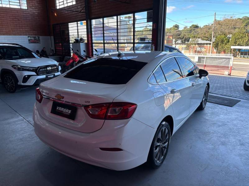 CHEVROLET - CRUZE - 2017/2018 - Branca - R$ 95.000,00