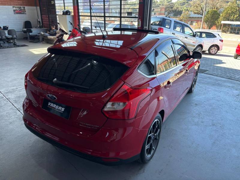 FORD - FOCUS - 2013/2014 - Vermelha - R$ 65.000,00