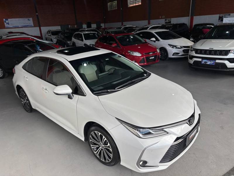 TOYOTA - COROLLA - 2021/2022 - Branca - R$ 145.000,00