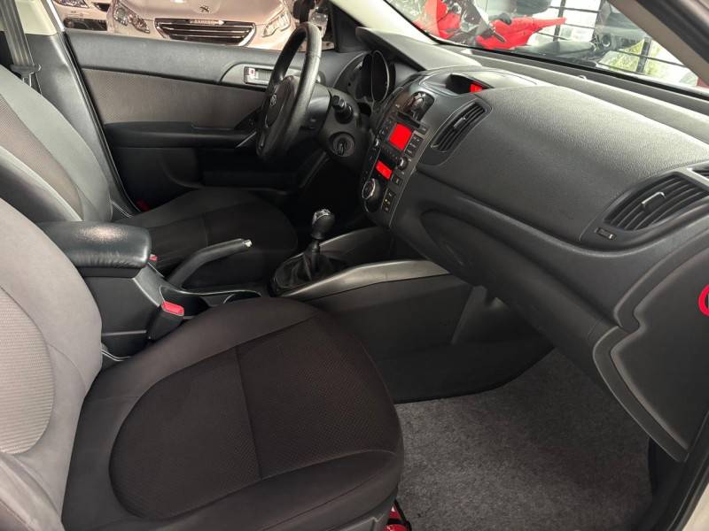 KIA MOTORS - CERATO - 2010/2011 - Branca - R$ 44.000,00