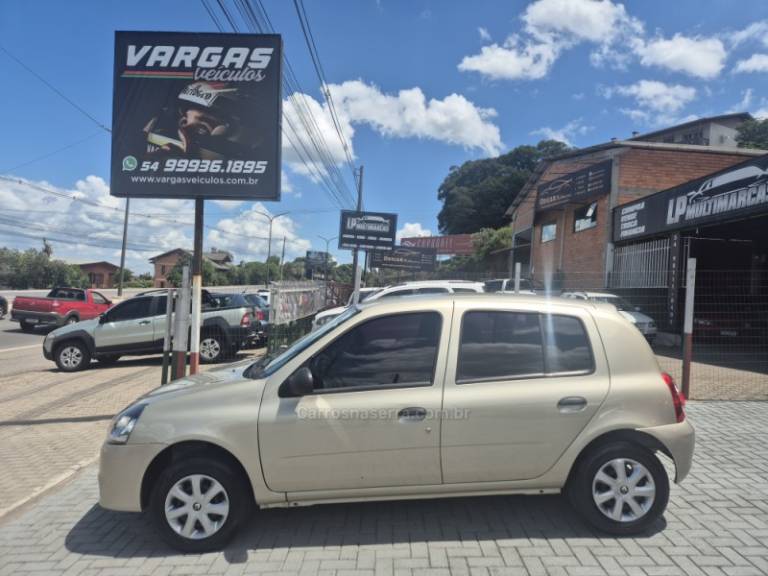 RENAULT - CLIO - 2013/2014 - Bege - R$ 25.500,00
