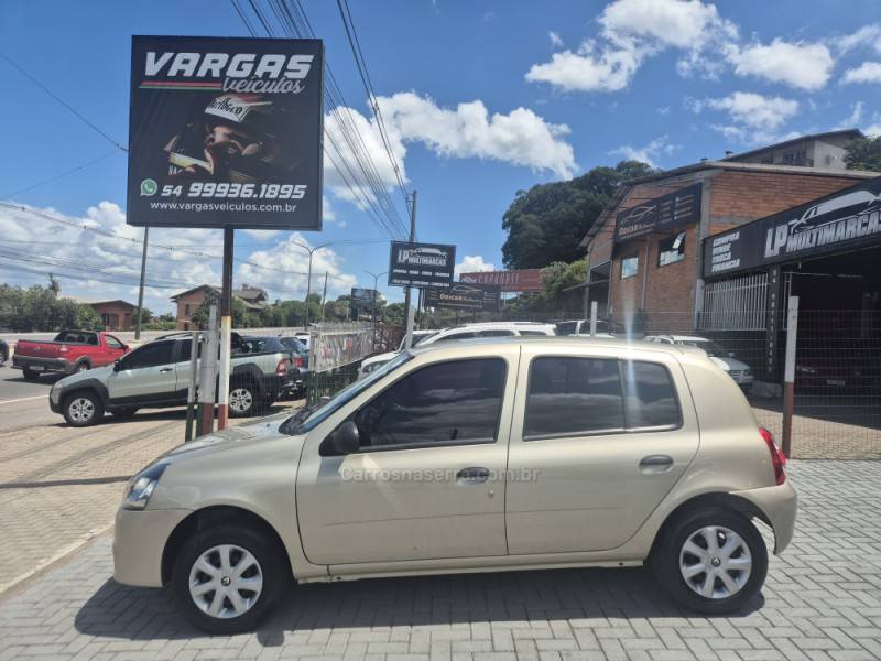 RENAULT - CLIO - 2013/2014 - Bege - R$ 25.500,00