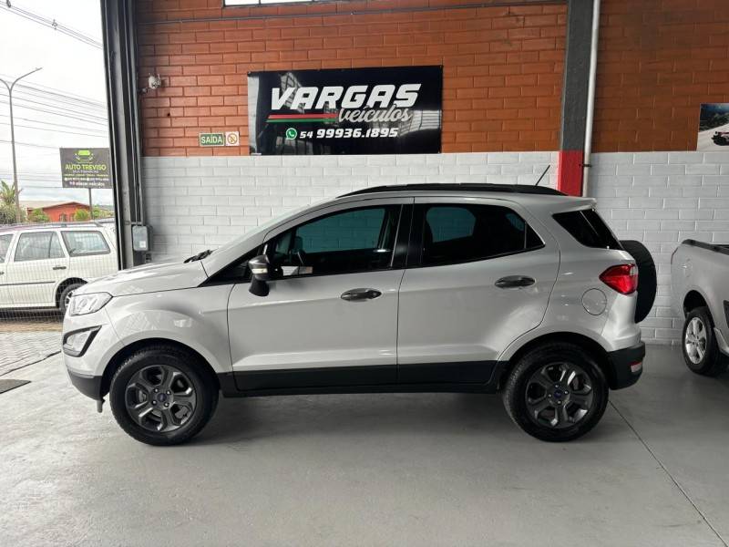 FORD - ECOSPORT - 2017/2018 - Prata - R$ 75.000,00