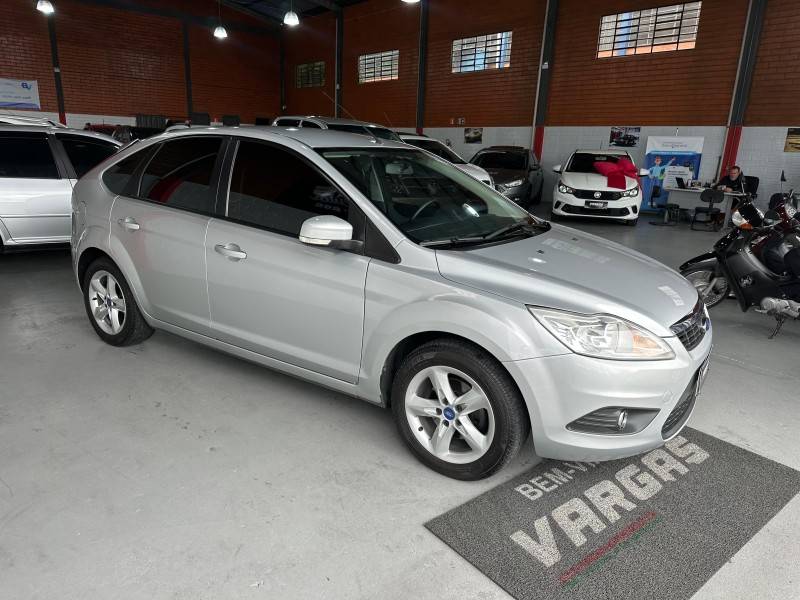 FORD - FOCUS - 2011/2012 - Prata - R$ 42.000,00
