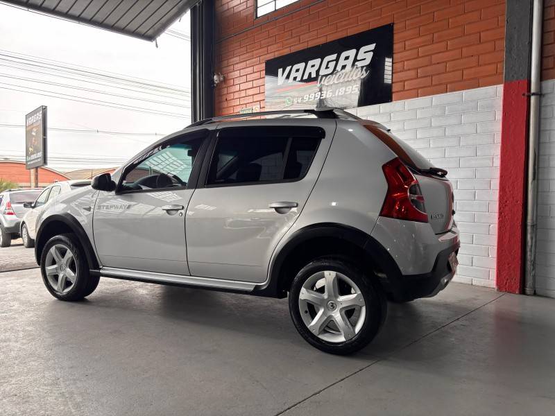 RENAULT - SANDERO - 2011/2011 - Prata - R$ 36.000,00