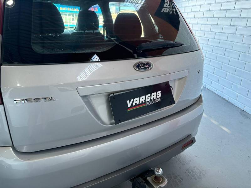 FORD - FIESTA - 2008/2009 - Prata - R$ 29.900,00