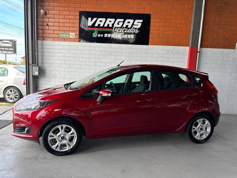 FORD - FIESTA - 2016/2017 - Vermelha - R$ 54.000,00