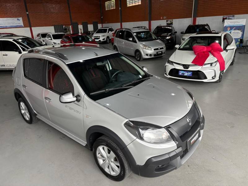 RENAULT - SANDERO - 2013/2014 - Prata - R$ 40.000,00