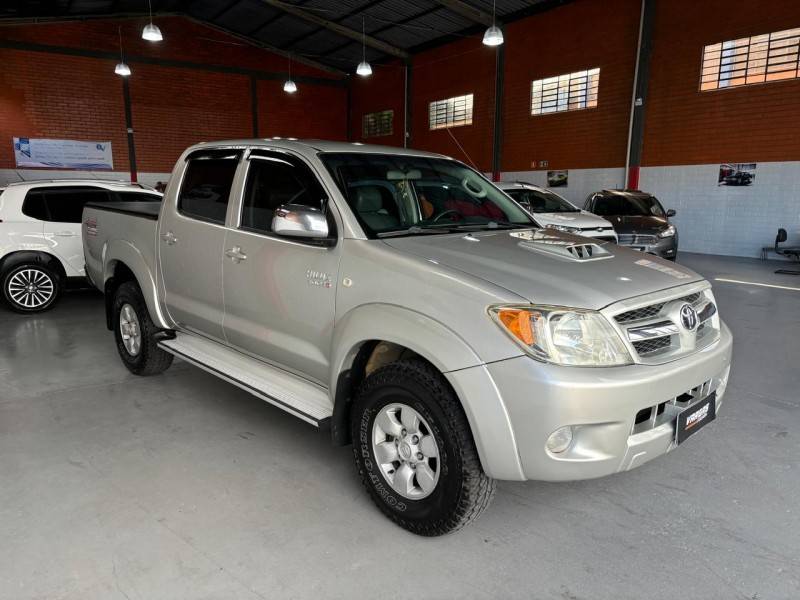 TOYOTA - HILUX - 2005/2006 - Prata - R$ 115.000,00