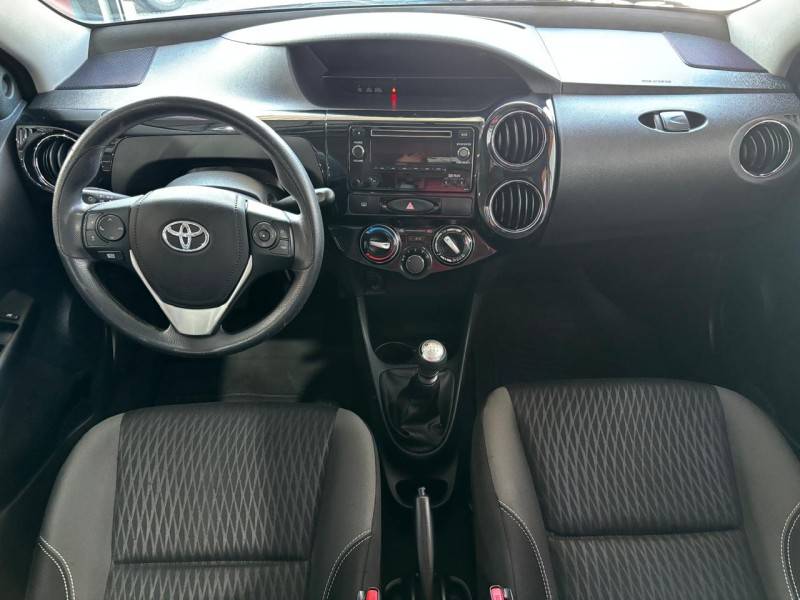 TOYOTA - ETIOS - 2018/2019 - Vermelha - R$ 61.000,00