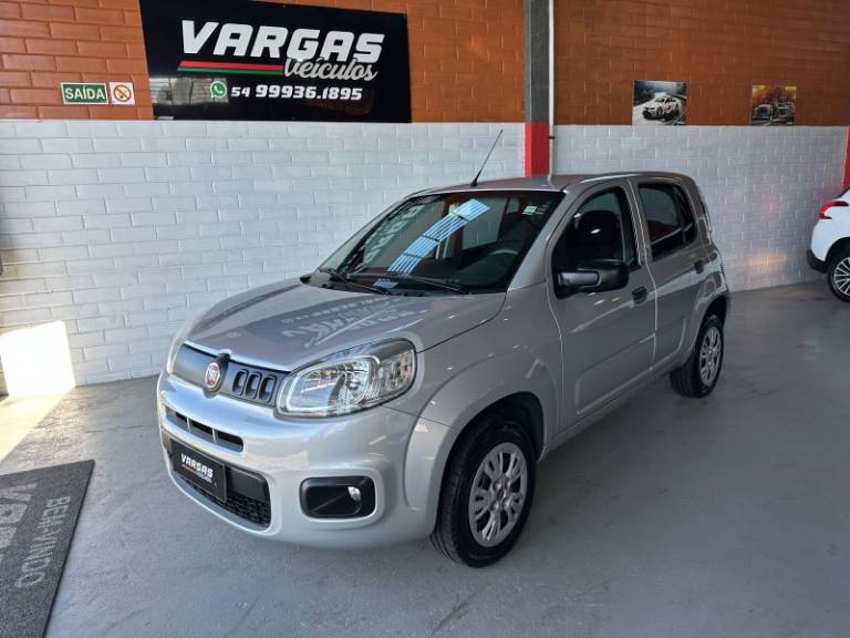 FIAT - UNO - 2016/2016 - Prata - R$ 40.000,00