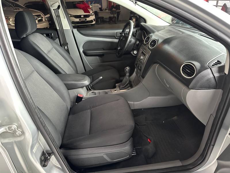 FORD - FOCUS - 2011/2012 - Prata - R$ 42.000,00