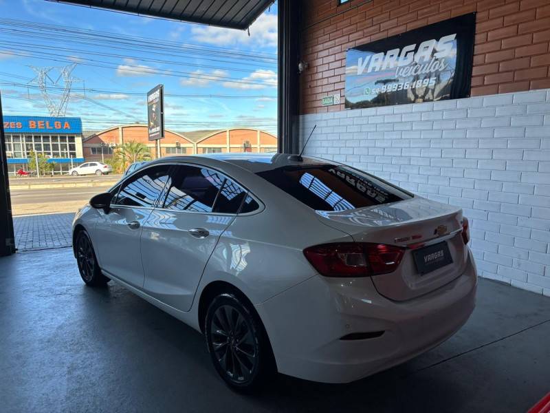CHEVROLET - CRUZE - 2017/2018 - Branca - R$ 95.000,00