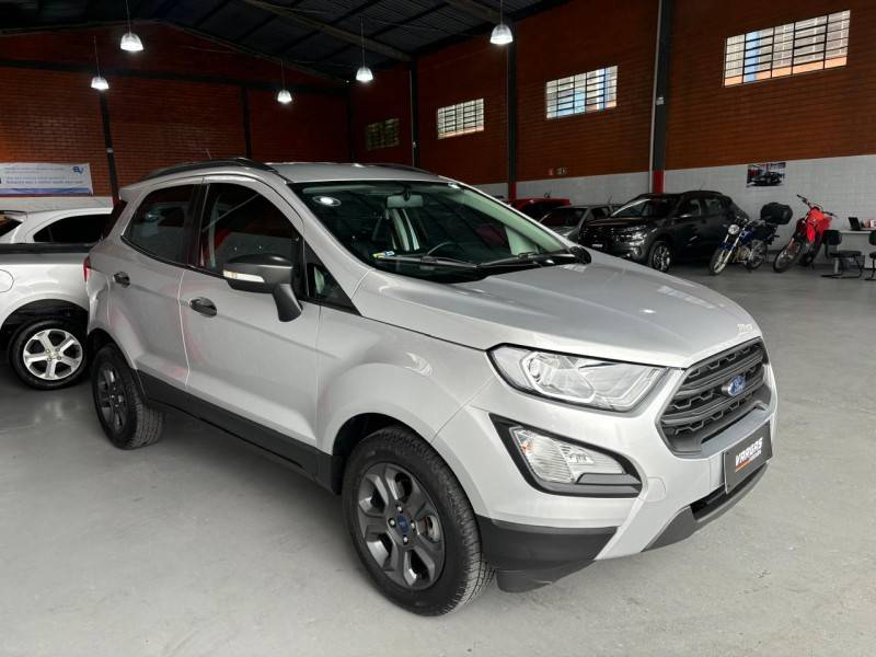 FORD - ECOSPORT - 2017/2018 - Prata - R$ 75.000,00