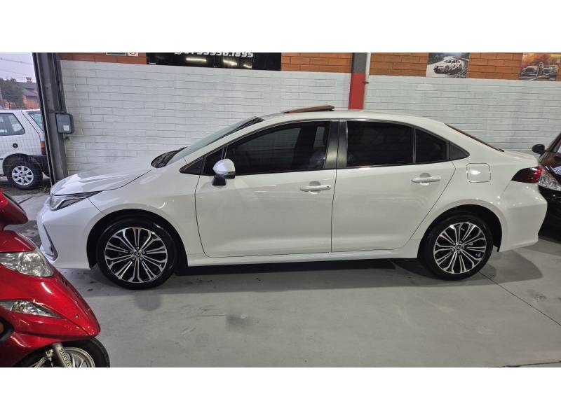 TOYOTA - COROLLA - 2021/2022 - Branca - R$ 145.000,00