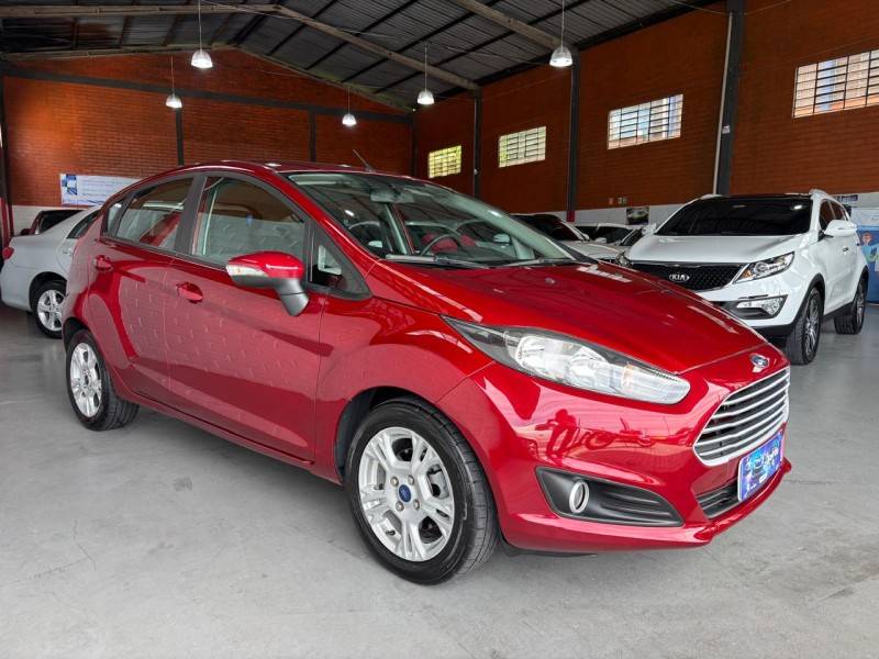 FORD - FIESTA - 2016/2017 - Vermelha - R$ 54.000,00