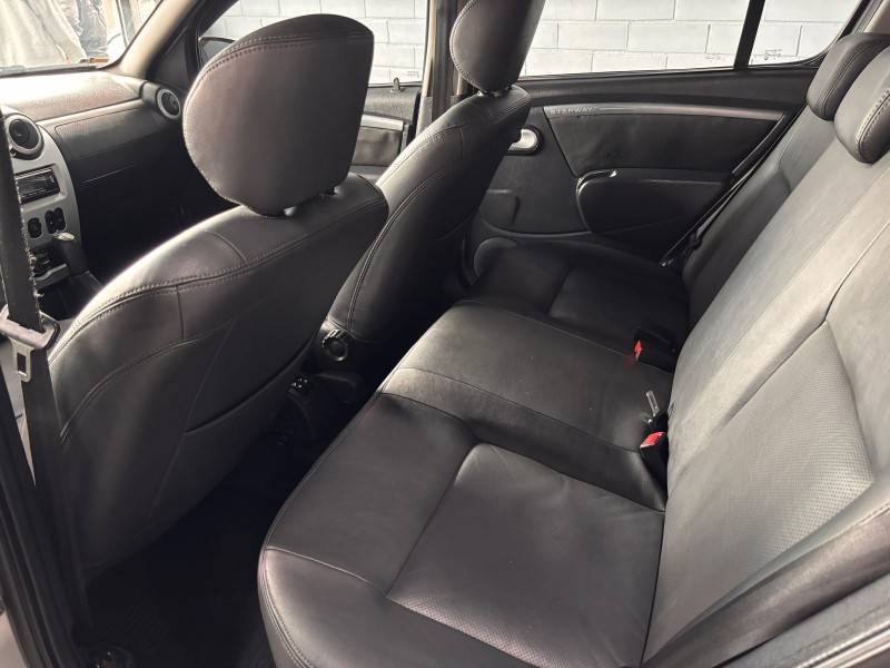 RENAULT - SANDERO - 2011/2011 - Prata - R$ 36.000,00