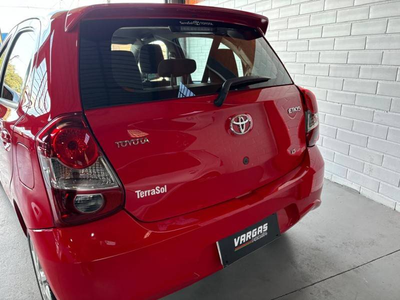 TOYOTA - ETIOS - 2018/2019 - Vermelha - R$ 61.000,00