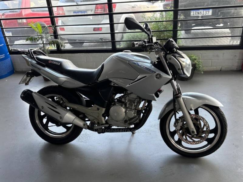 YAMAHA - FAZER - 2009/2010 - Prata - R$ 12.000,00