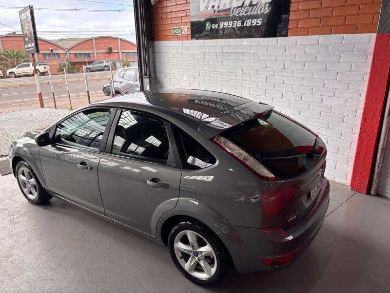 FORD - FOCUS - 2011/2012 - Cinza - R$ 41.000,00
