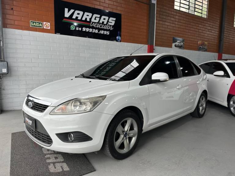 FORD - FOCUS - 2011/2012 - Branca - R$ 44.900,00