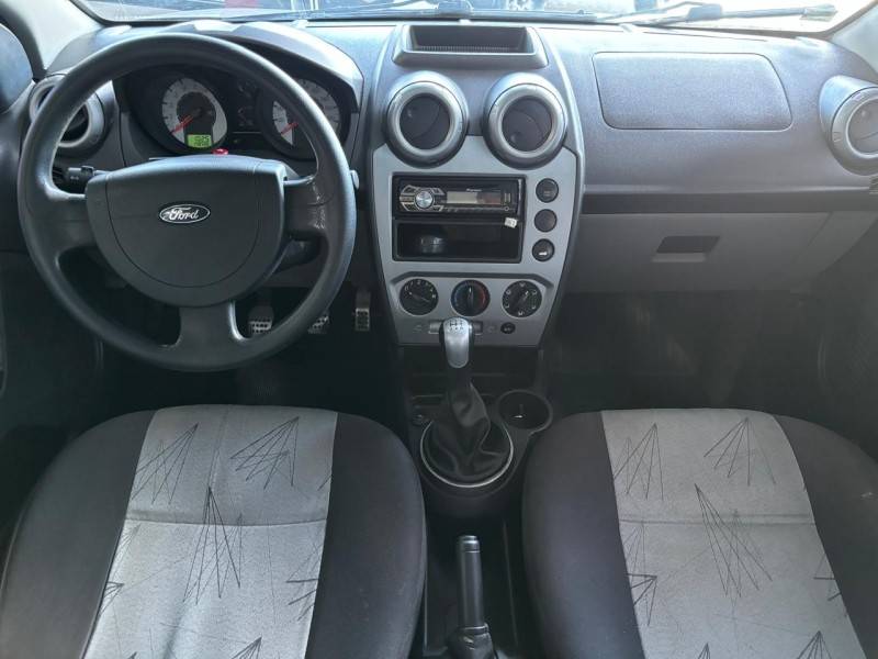 FORD - FIESTA - 2008/2009 - Prata - R$ 29.900,00