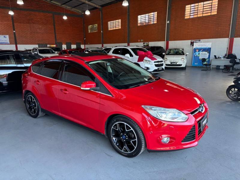 FORD - FOCUS - 2013/2014 - Vermelha - R$ 65.000,00
