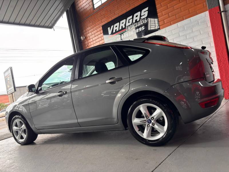 FORD - FOCUS - 2011/2012 - Cinza - R$ 41.000,00