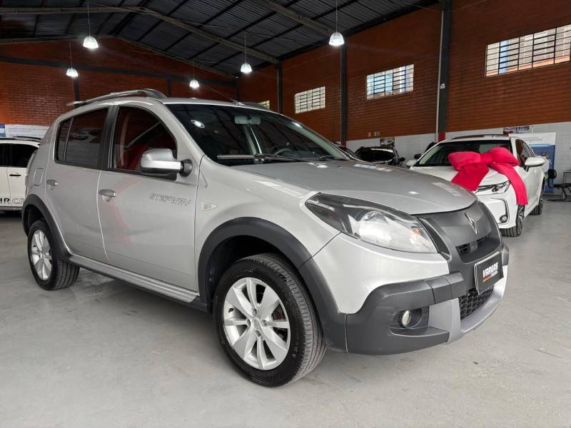 RENAULT - SANDERO - 2013/2014 - Prata - R$ 40.000,00