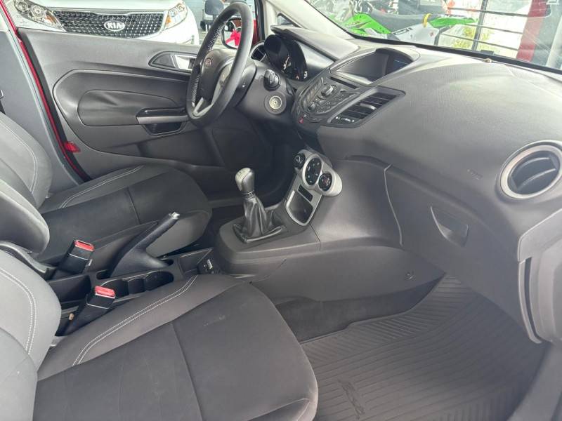 FORD - FIESTA - 2016/2017 - Vermelha - R$ 54.000,00