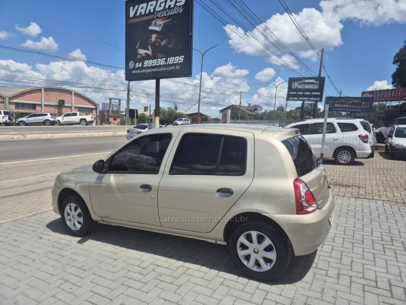 RENAULT - CLIO - 2013/2014 - Bege - R$ 25.500,00