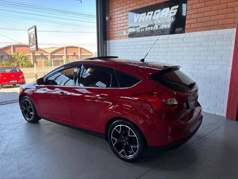 FORD - FOCUS - 2013/2014 - Vermelha - R$ 65.000,00