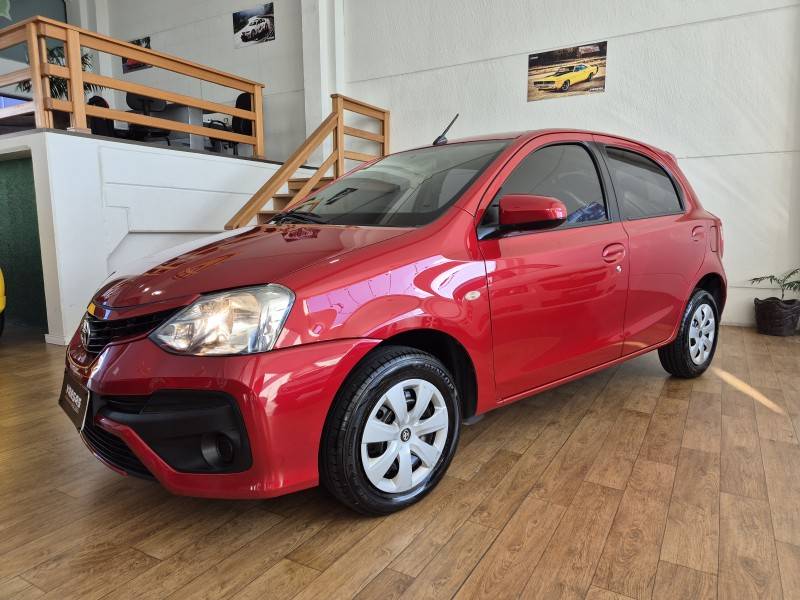 TOYOTA - ETIOS - 2017/2018 - Vermelha - R$ 58.000,00