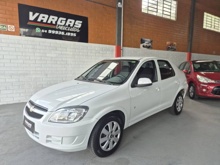 CHEVROLET - PRISMA - 2011/2012 - Branca - R$ 32.000,00