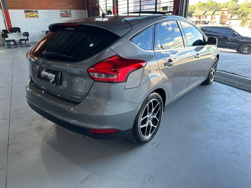 FORD - FOCUS - 2017/2018 - Cinza - R$ 77.000,00