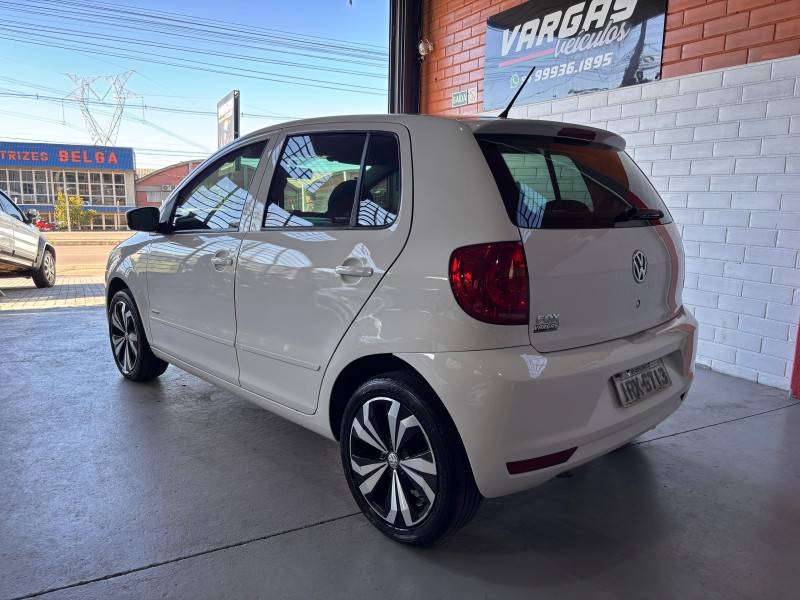 VOLKSWAGEN - FOX - 2011/2011 - Branca - R$ 29.000,00