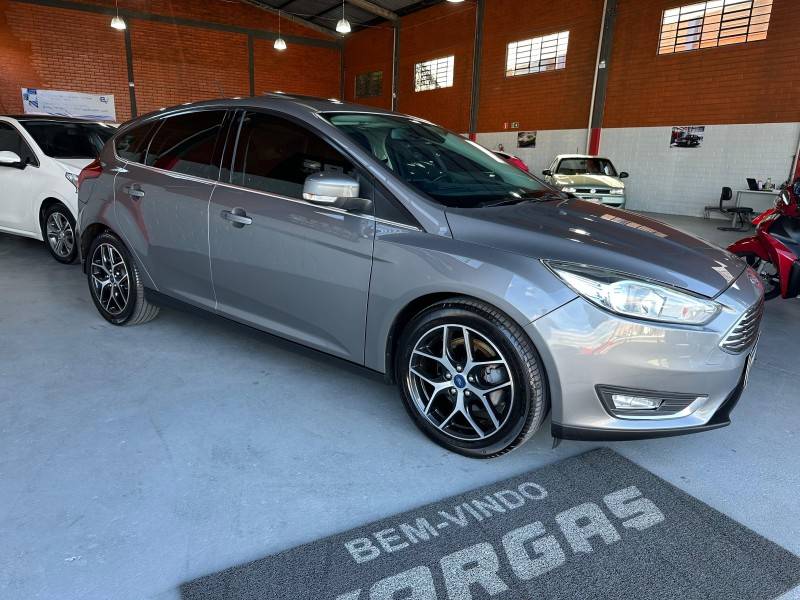 FORD - FOCUS - 2017/2018 - Cinza - R$ 77.000,00